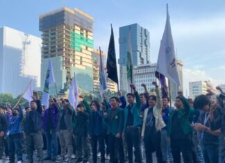 Ratusan Mahasiswa Gelar Aksi Tolak PPN 12 Persen Di Patung Kuda Jumat Siang