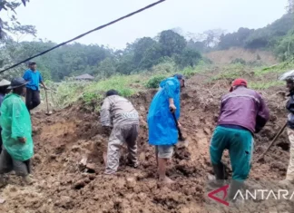 Satu Keluarga Di Simpenan Tertimbun Longsor, Dua Korban Ditemukan
