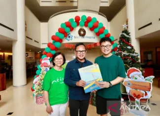 Wamendagri Beri Kado Istimewa Kepada Bayi Lahir Saat Natal