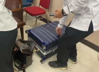 KPK Bawa Koper Biru Berisi Bukti Penetapan Tersangka Hasto Kristiyanto