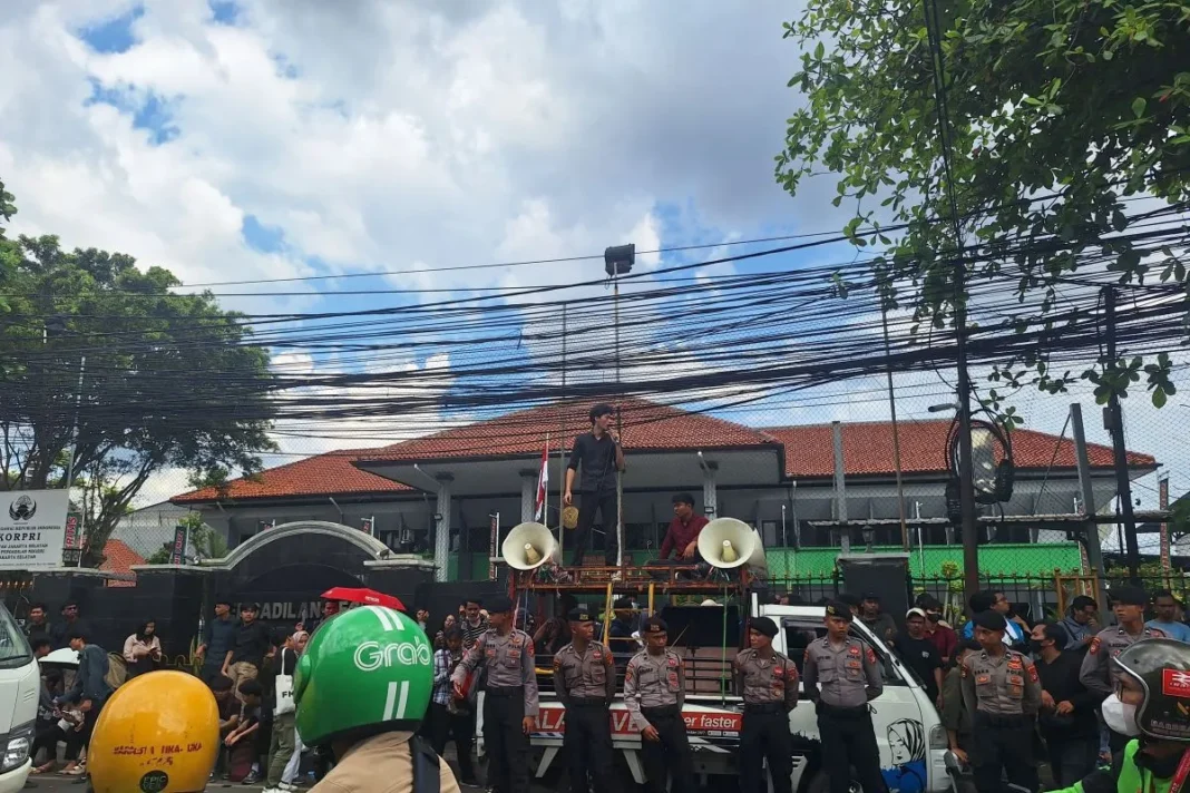 Massa tuntut keadilan kasus Hasto Kristiyanto di PN Jaksel