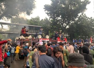 Padati Kawasan Patung Kuda, Mahasiswa Serukan Lima Tuntutan