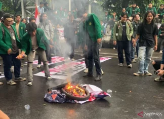 Mahasiswa Membubarkan Diri setelah Sempat Bersitegang dengan Aparat