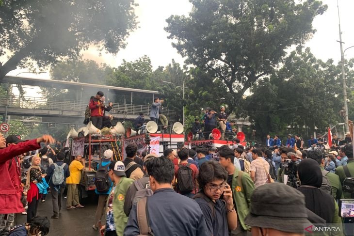 Padati kawasan Patung Kuda, mahasiswa serukan lima tuntutan