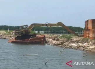 Pembongkaran Pagar Laut Bekasi Dihentikan Sementara