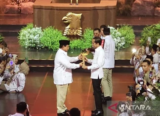 Presiden Prabowo Beri Keris Kepada Jokowi Sebagai Bukti Persahabatan Erat