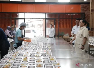 Prabowo Sidak Dapur Umum Makan Bergizi Gratis di Rawamangun
