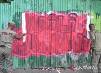 Satpol PP Surabaya Cat Ulang Vandalisme Tulisan “Adili Jokowi”