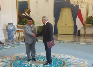 Tutup Pertemuan di Istana Merdeka, Prabowo-Shoigu saling Tukar Cenderamata