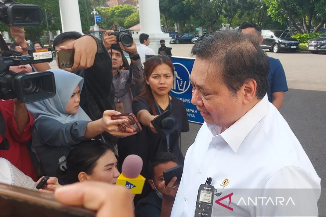 Airlangga tepis isu mundur, tegaskan tetap bekerja dengan Menkeu