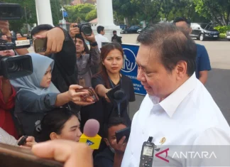 Airlangga Tepis Isu Mundur, Tegaskan Tetap Bekerja dengan Menkeu