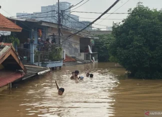 Anak-anak Berenang di Tengah Banjir Setinggi Tiga Meter di Rawajati