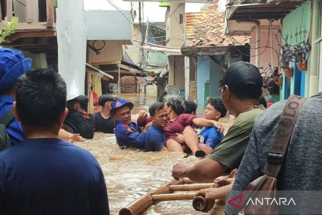 Banjir tiga meter, akses evakuasi warga semakin sulit kecuali berenang