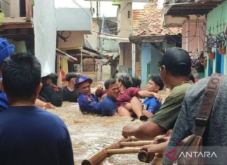 Banjir Tiga Meter, Akses Evakuasi Warga Semakin Sulit Kecuali Berenang