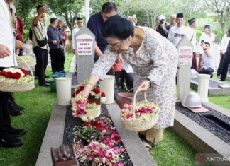 Megawati Soekarnoputri Nyekar ke Makam Taufiq Kiemas dan Fatmawati