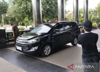 Minggu Pagi, Para pejabat OKU Sumsel yang terkena OTT tiba di Gedung KPK