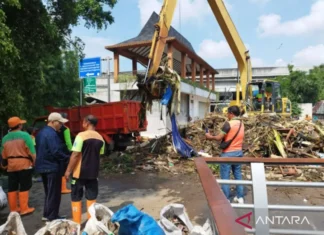 Pemkot Jaktim Kerahkan 285 Personel untuk Bersihkan Lokasi Banjir