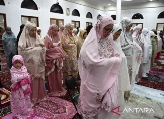 Seribuan Jamaah Salat Tarawih Perdana di Masjid Al-Azhar