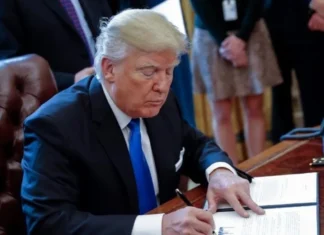 Trump Kenakan Tarif Bagi Negara-negara Pengimpor Minyak Venezuela