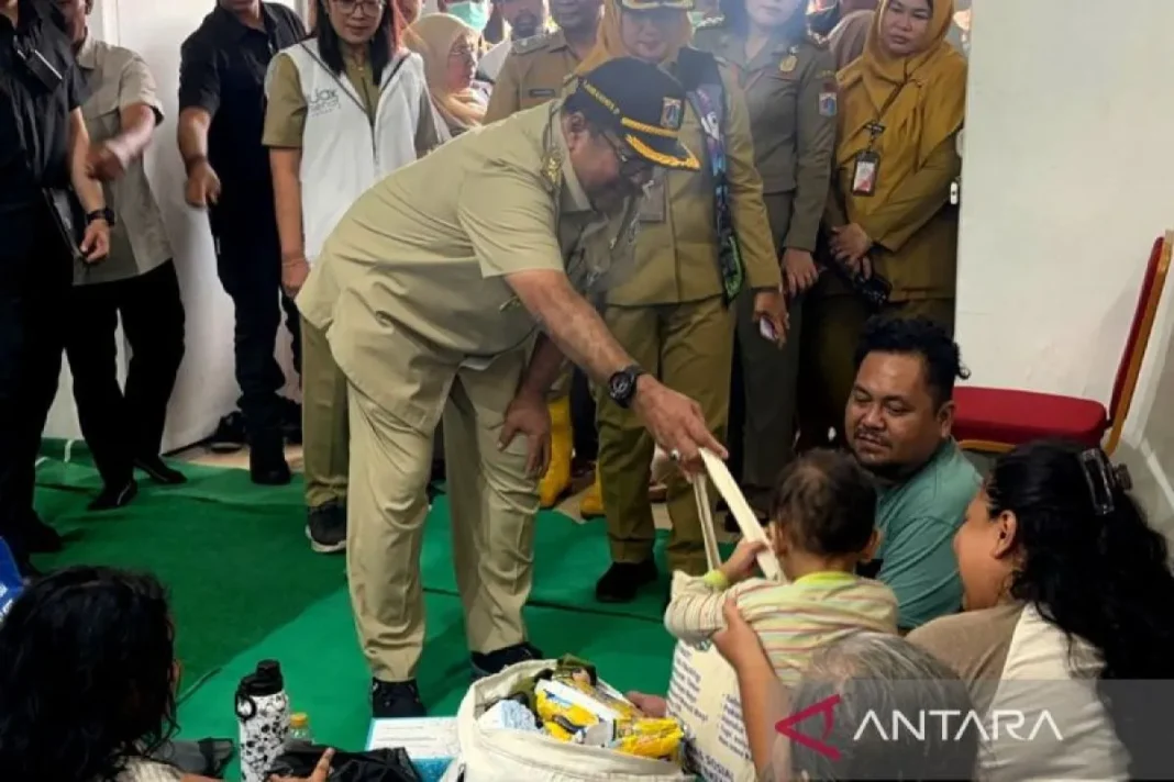 Wagub Rano tinjau lokasi pengungsian banjir di Jakarta Timur