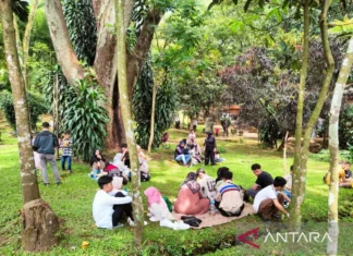 Bandung Zoo Larang Pengunjung Makan Bersama di Area Kebun Binatang