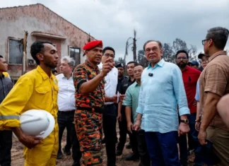 Datangi Lokasi Kebakaran Pipa, PM Anwar Umumkan Bantuan untuk Korban