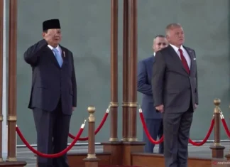 Prabowo Tiba di Yordania Dikawal Dua Pesawat Tempur dan Disambut Raja