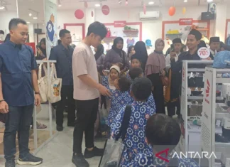 Wapres Gibran Ajak Anak Yatim Piatu Belanja Baju Lebaran
