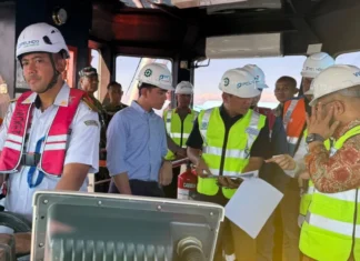 Gibran Tinjau Titik Pendangkalan Laut dari Atas Kapal Bunga Raflesia