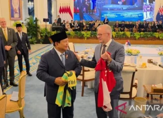 Prabowo-Albanese Bertukar Jersey Timnas usai Santap Siang di Istana