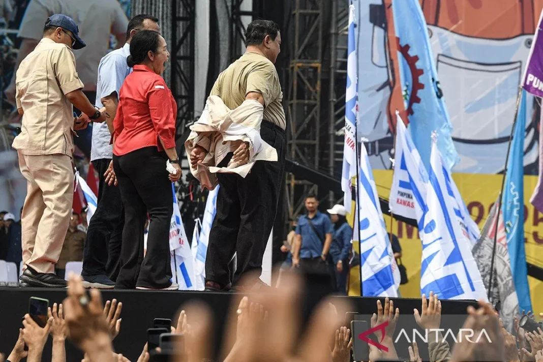 Prabowo lepas seragam safarinya saat lagu buruh berkumandang di Monas
