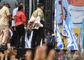 Prabowo Lepas Seragam Safarinya saat Lagu Buruh Berkumandang di Monas