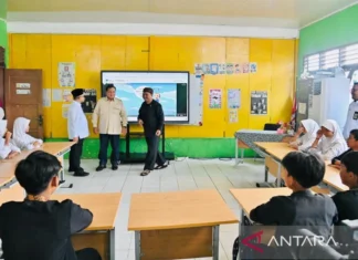Prabowo Saksikan Demonstrasi Pembelajaran dengan Teknologi Smart Board