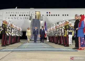 Presiden Macron Tiba di Jakarta Disambut Menhan Sjafrie, Menlu Sugiono