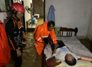 Tim SAR Evakuasi 28 Warga yang Terjebak Banjir Trenggalek
