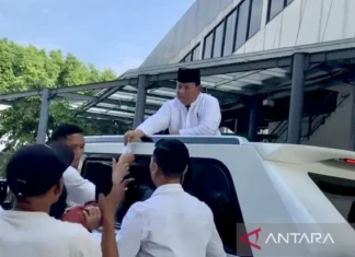 Presiden Bagi-bagi Amplop THR ke Pedagang depan Istiqlal
