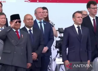 Prabowo Beri Hormat saat Kontingen Indonesia Tampil di Bastille Day