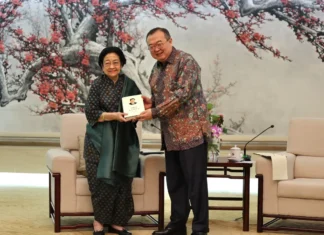 Presiden Xi Jinping Serahkan Buku Pemerintahan China kepada Megawati