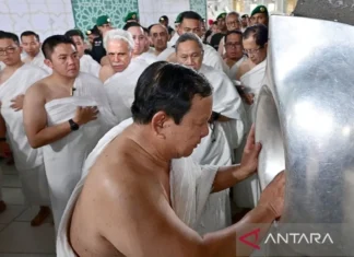 Presiden Tunaikan Umrah, Cium Hajar Aswad di sela Kunjungan ke Arab Saudi