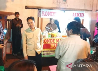 Wapres Nikmati Kuliner Pedagang Kaki Lima di Alun-alun Selatan Yogya
