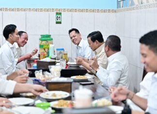 Prabowo Makan Bersama Jokowi dan Gibran Didampingi Kepala BAPPISUS