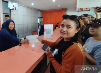 Berbondong-bondong Kirim surat ke KPK, warga Pati Padati Kantor Pos