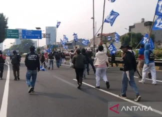 Massa Aksi Demo di DPR sempat Masuk ke Jalan Tol