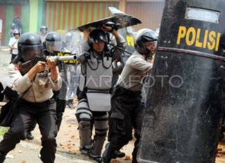 Petugas Tembakan Gas Airmata untuk Halau Massa Aksi di DPR