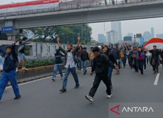 Petugas Tembakan Meriam Air untuk Halau Massa Aksi di DPR