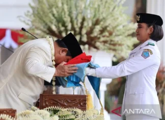 Prabowo Cium Bendera Merah Putih sebelum Diserahkan ke Pembawa Baki