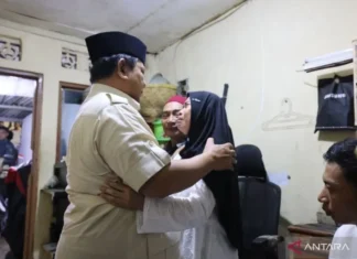 Prabowo Peluk Orang Tua Affan, Sampaikan Belasungkawa di Rumah Duka