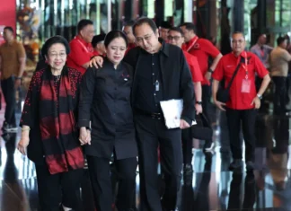 Prananda Rangkul Puan usai Sambut Megawati pada Bimtek PDIP di Bali