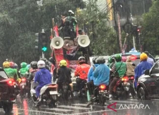 Hujan Deras, Ojol tetap Gelar Unjuk Rasa di Jakarta