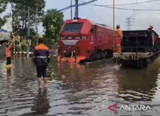 16 Perjalanan KA Dibatalkan Akibat Banjir Rendam Jalur Rel di Semarang